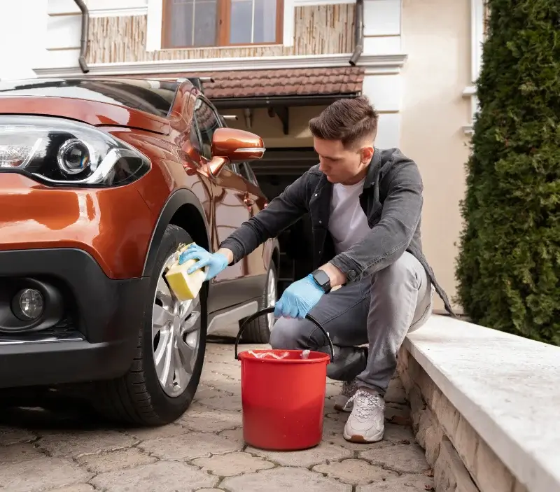Lavage auto à domicile Le Mériot : professionnel intervenant sur un véhicule